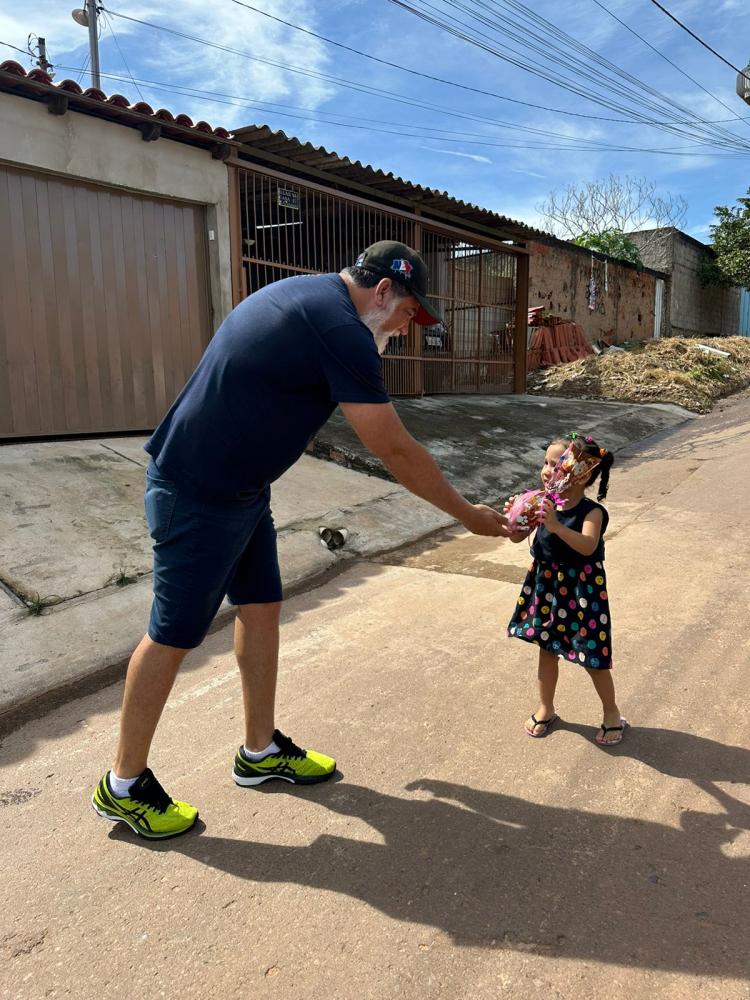 Jorge Vianna distribui ovos de Páscoa para crianças na região de Água Quente.